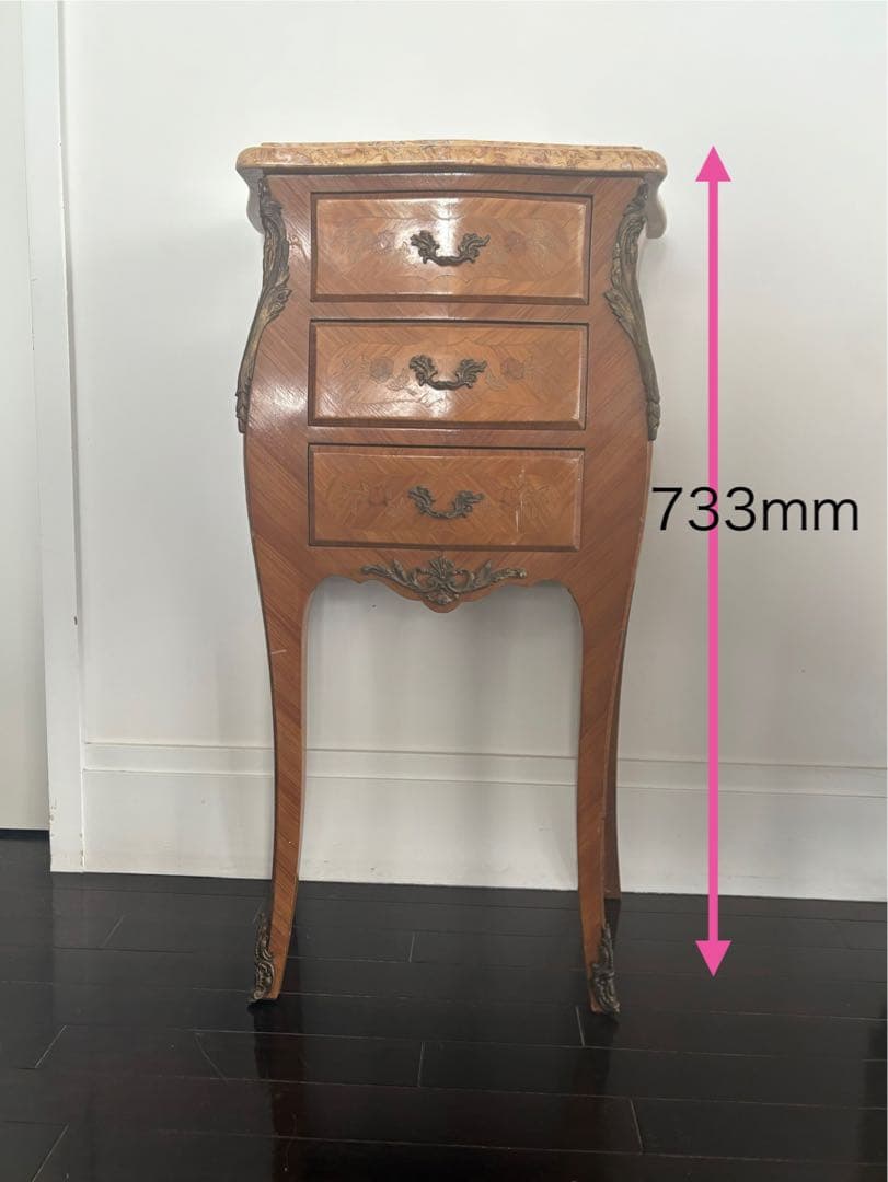 インレイと木目が美しい、スモールチェスト　大理石