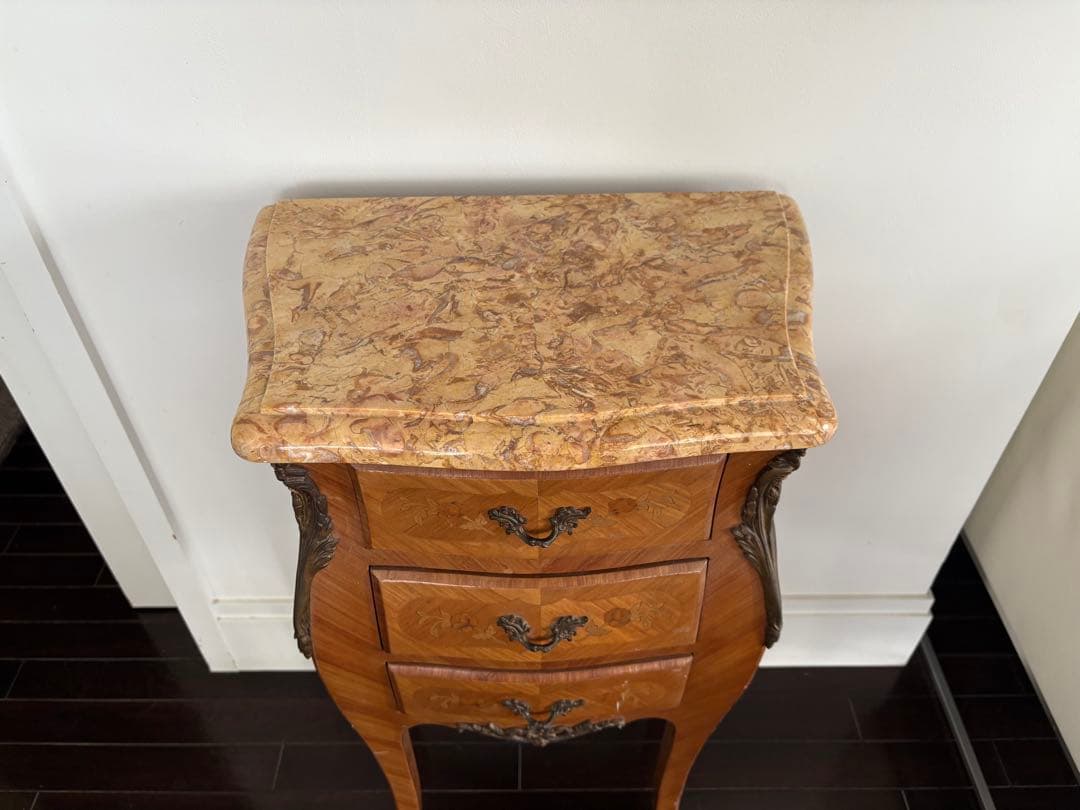 インレイと木目が美しい、スモールチェスト　大理石