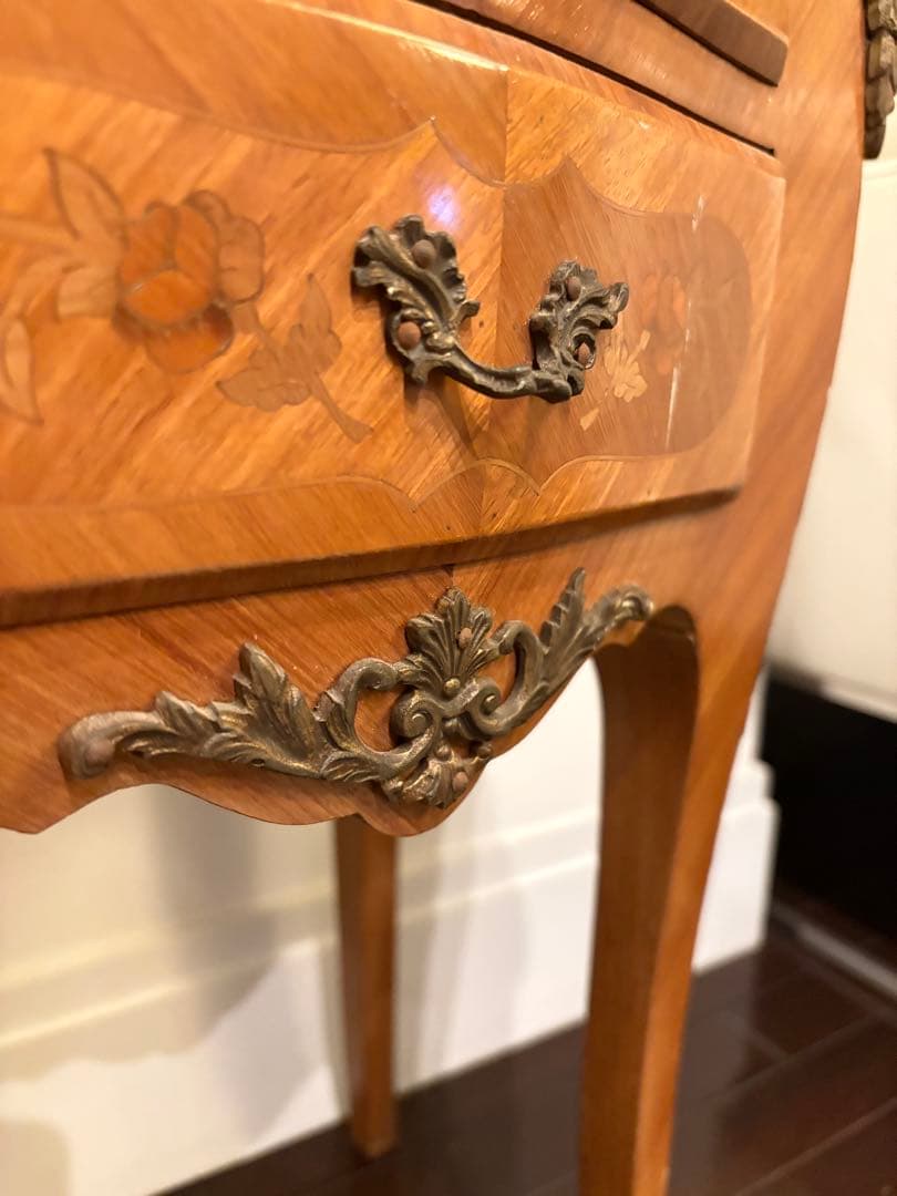 インレイと木目が美しい、スモールチェスト　大理石