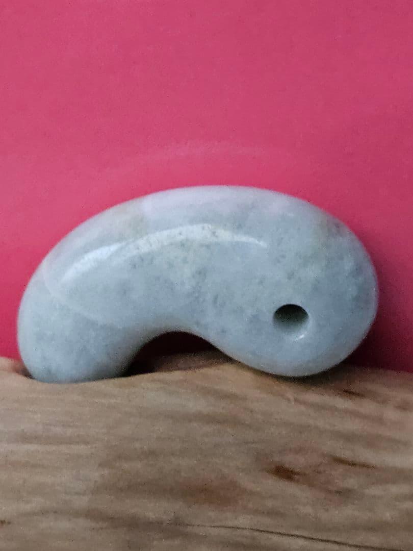 透薄水　翡翠勾玉　　　　　　　糸魚川産　国石