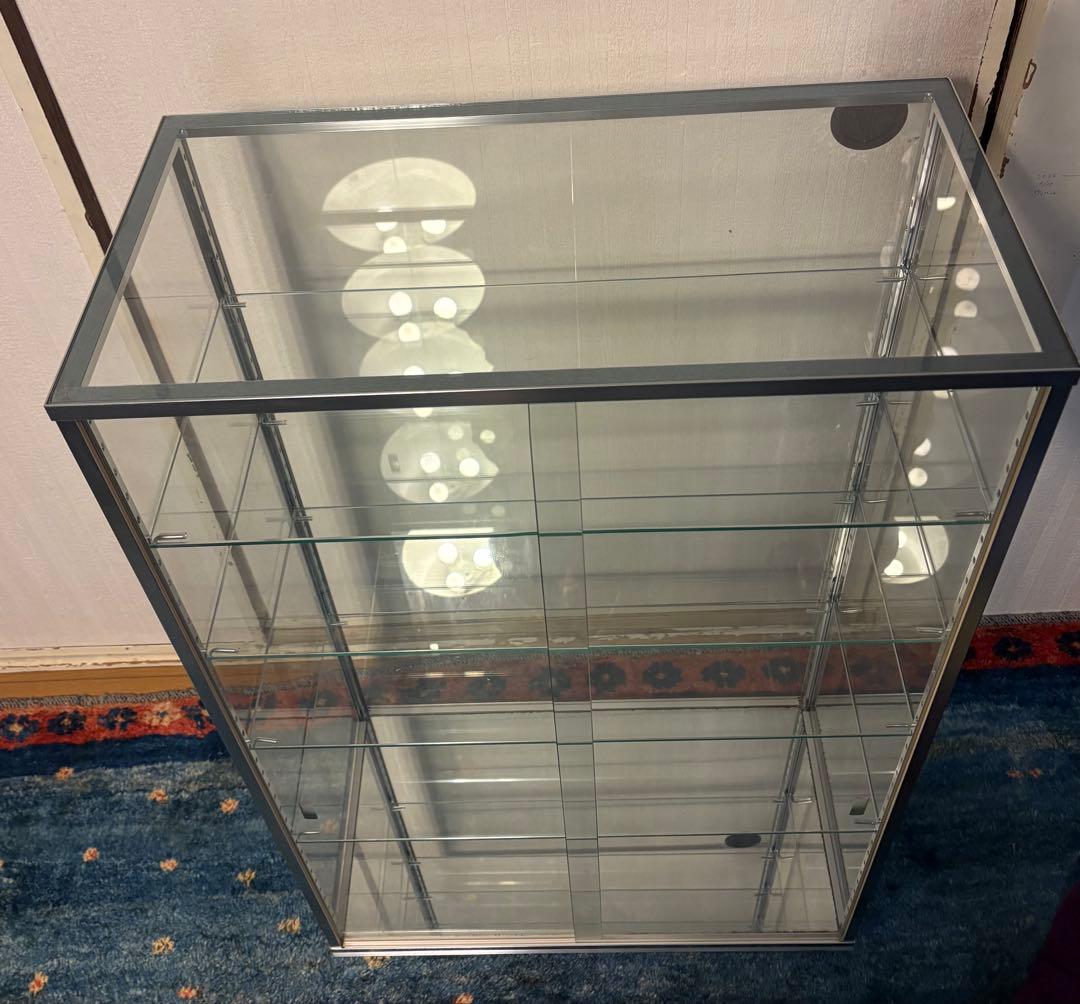 【超美品】中型ガラスケース 写真は棚板4段ですが棚板全部で5枚あり。