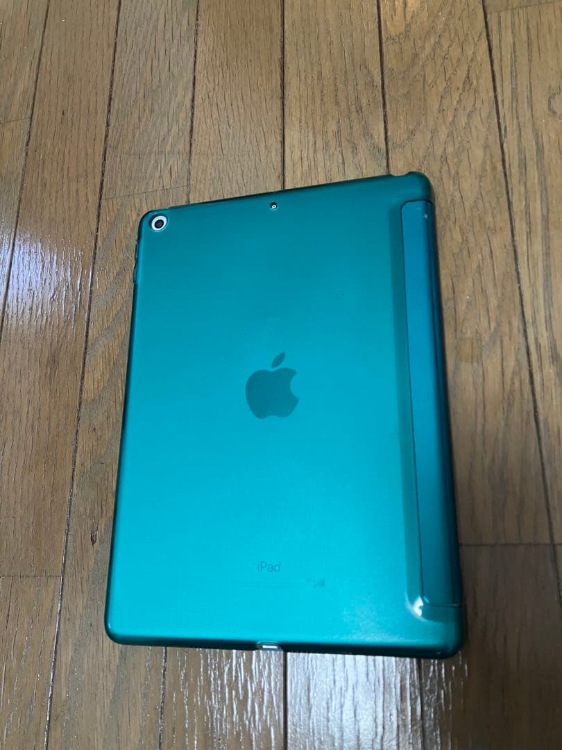 iPad(第6世代)128GB ホワイト本体 青色カバー付き