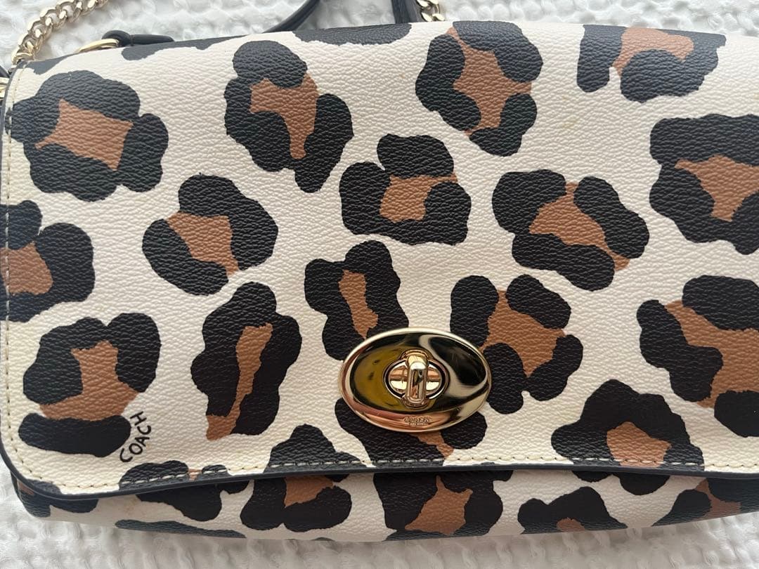 美品COACHコーチのヒョウ柄バック/斜め掛け、ショルダー付