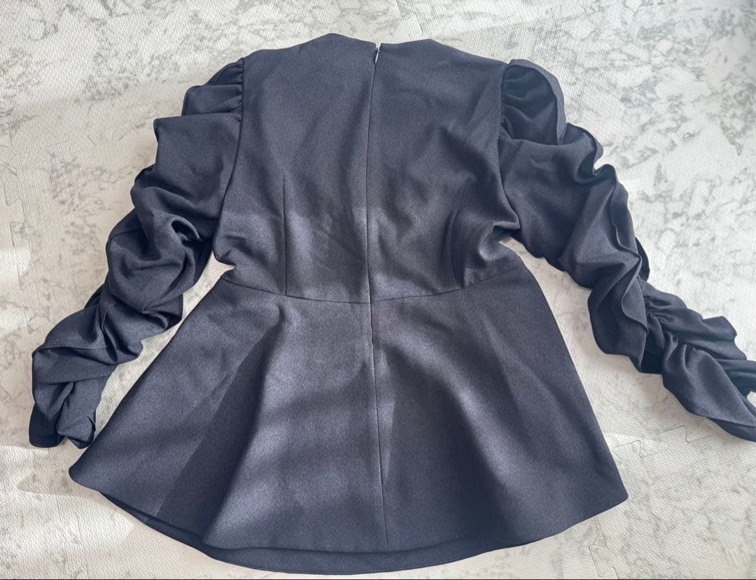 Heveヘイヴ　シャーリングペプラムブラウス　長袖　ブラック