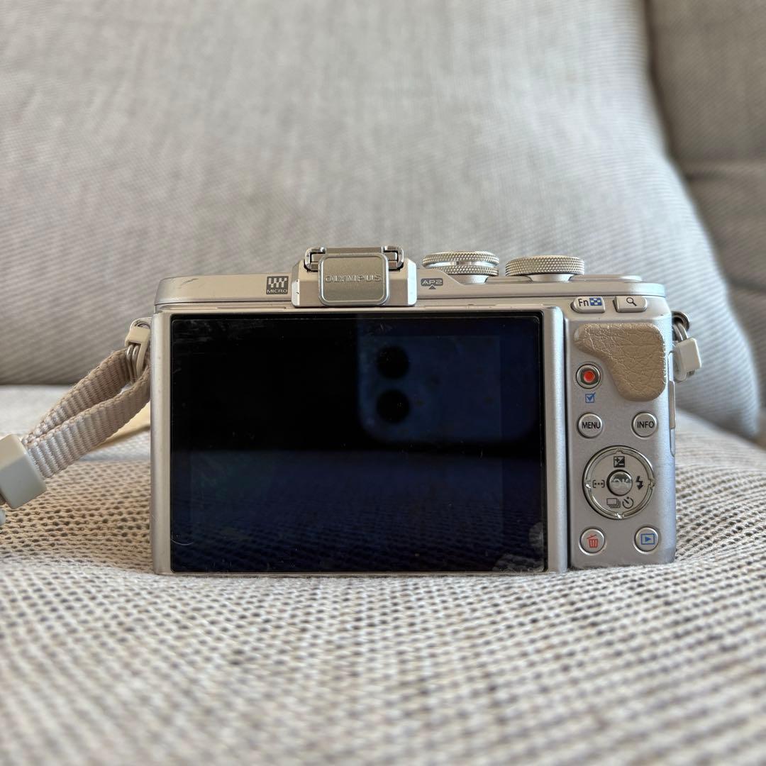 OLYMPUS PEN E-PL8 白