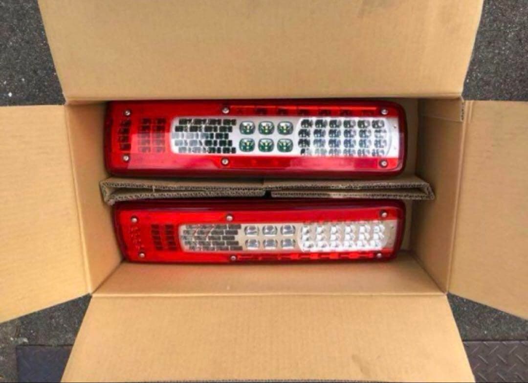 新車取り外し品　UDテールランプ　左右セット