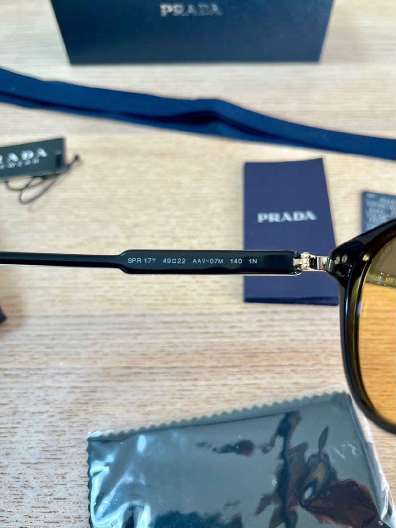 未使用品 正規品 PRADA プラダ SPR17Y AAV-07M サングラス