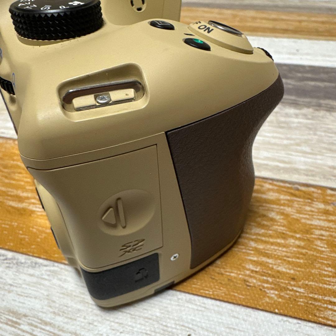 《オーダーカラー》PENTAX K-50 サンドベージュ×ブラウンラバー 本体