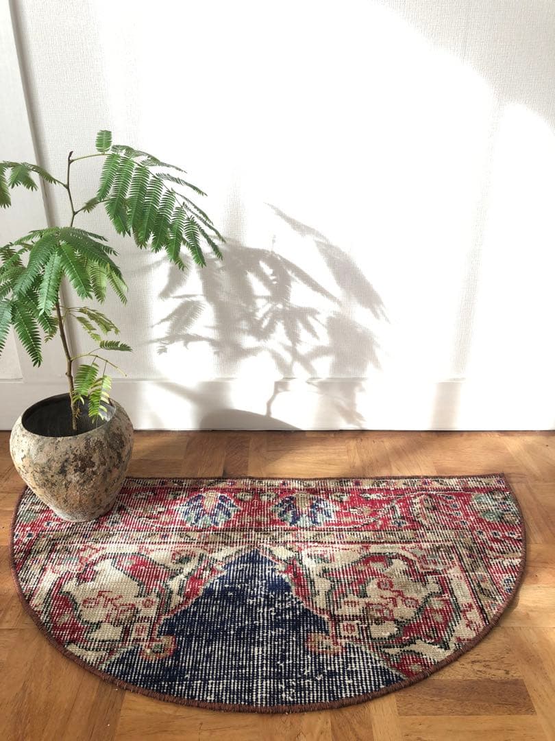 ✧美しいredと優しいbeige ✧ビンテージ　トルコ　トライバルラグ　半円ラグ