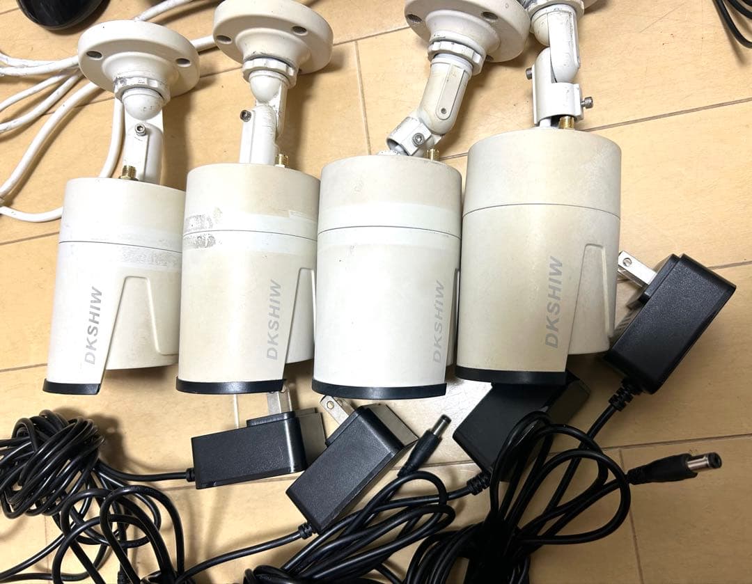 防犯カメラ　4台とモニター　セット　録画機能付き　中古　使用可能　１TB HDD