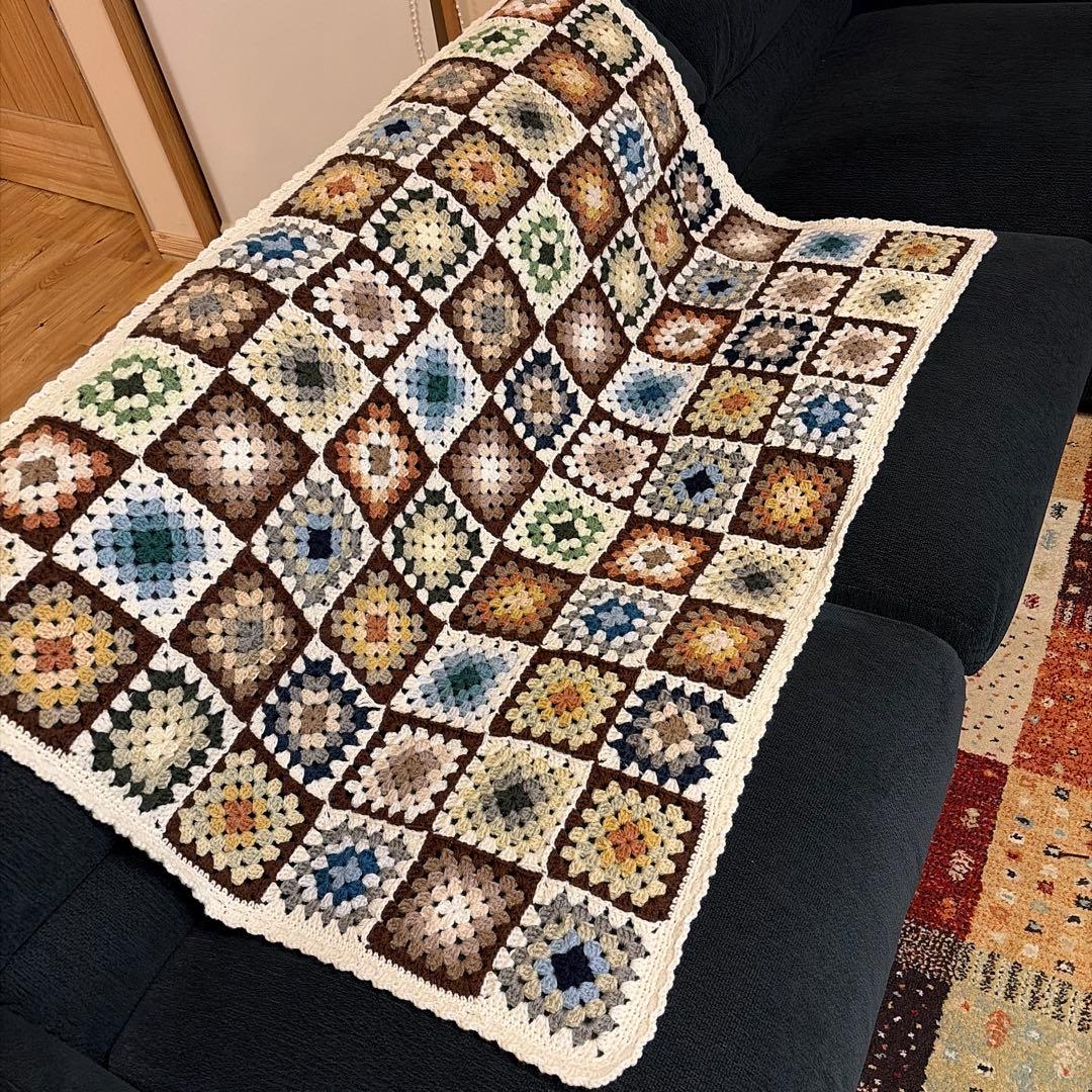 ハンドメイド　グラニースクエア編みブランケット