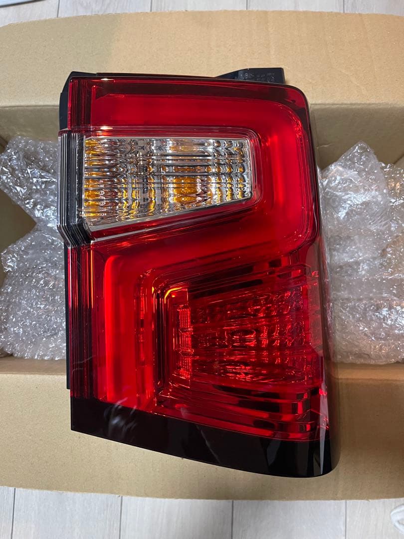 KZ14　三菱 デリカd5 右テールランプ 8330B138