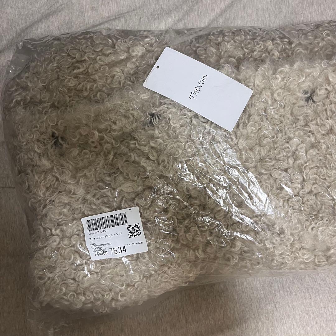 【新品未使用タグ付き】Thevon プードルファーミドルジャケット アイボリー