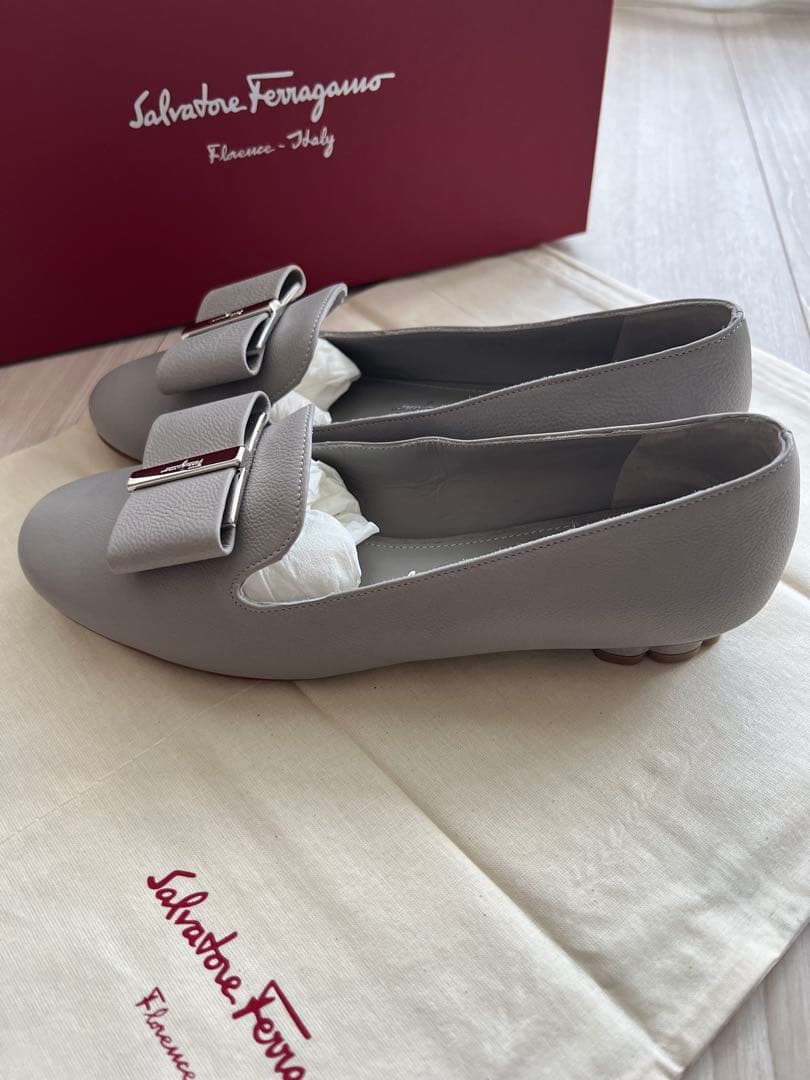 週末お値下げ新品　フェラガモ　SARNOリボンパンプス22.5㎝