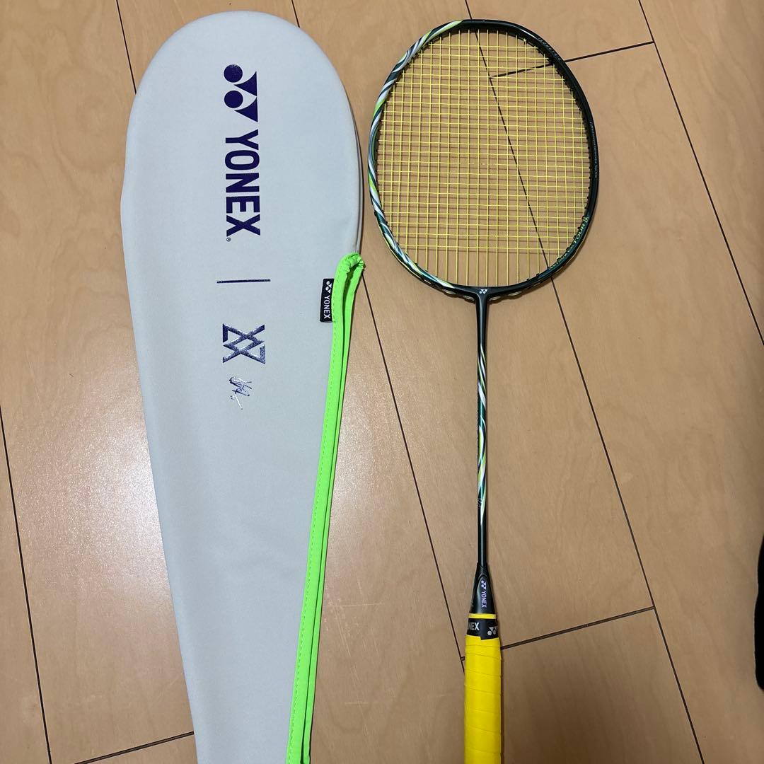 YONEXヨネックス　ASTROX 100 Tour VA 4UG5