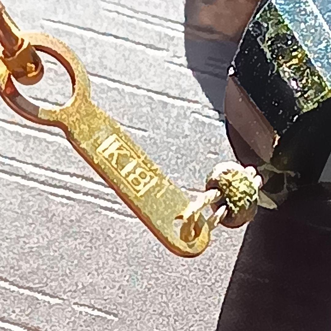 プレートにＫ１８の刻印ある多彩なクリスタルのネックレス