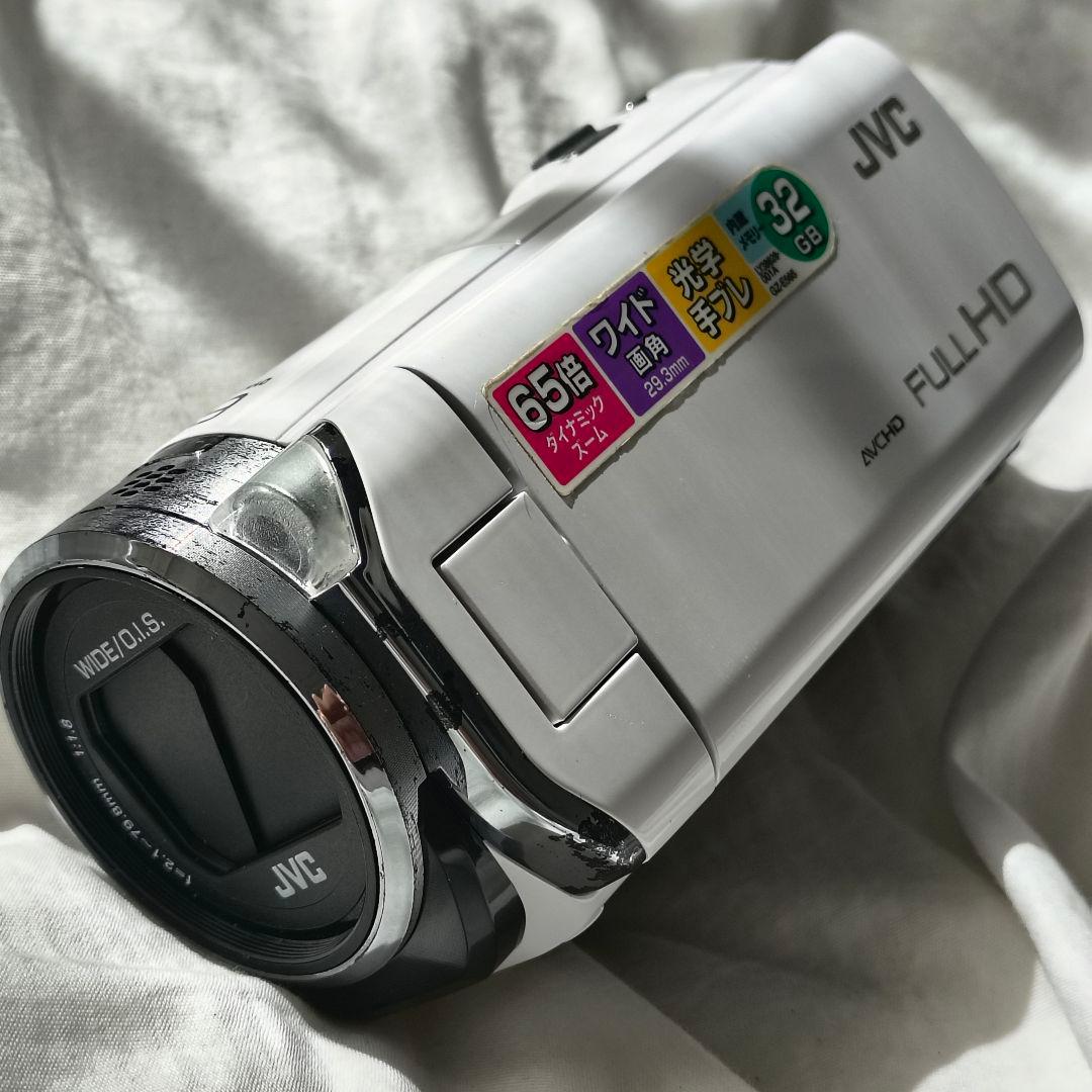 上品なホワイトが映える、安心のVictorビデオカメラ