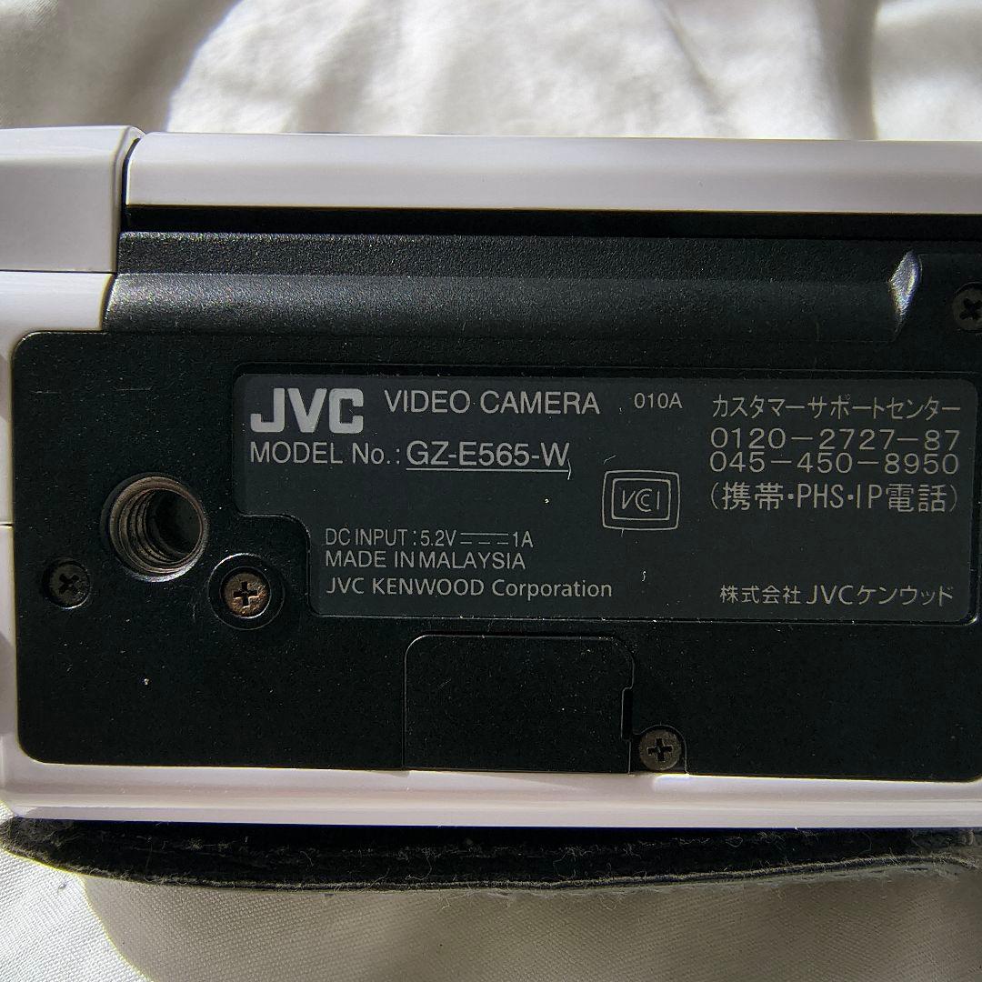 上品なホワイトが映える、安心のVictorビデオカメラ