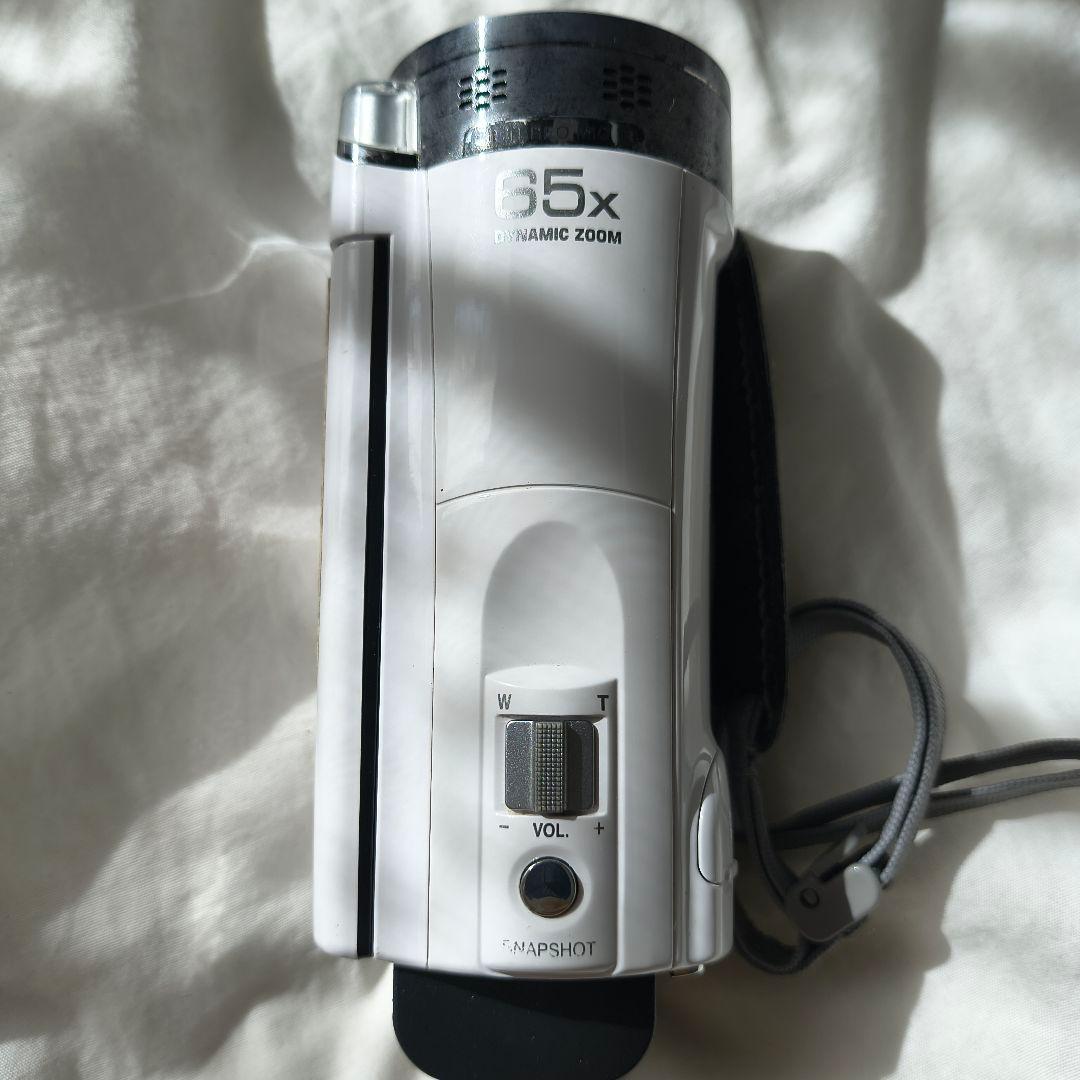 上品なホワイトが映える、安心のVictorビデオカメラ