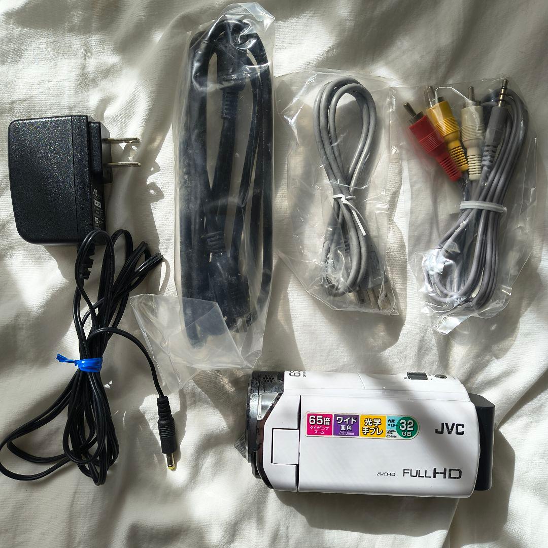 上品なホワイトが映える、安心のVictorビデオカメラ