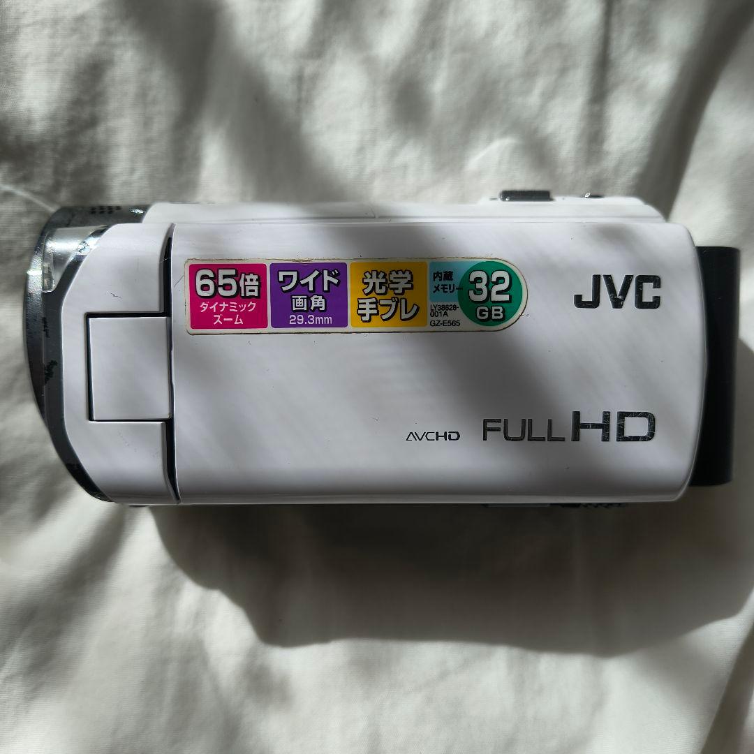 上品なホワイトが映える、安心のVictorビデオカメラ