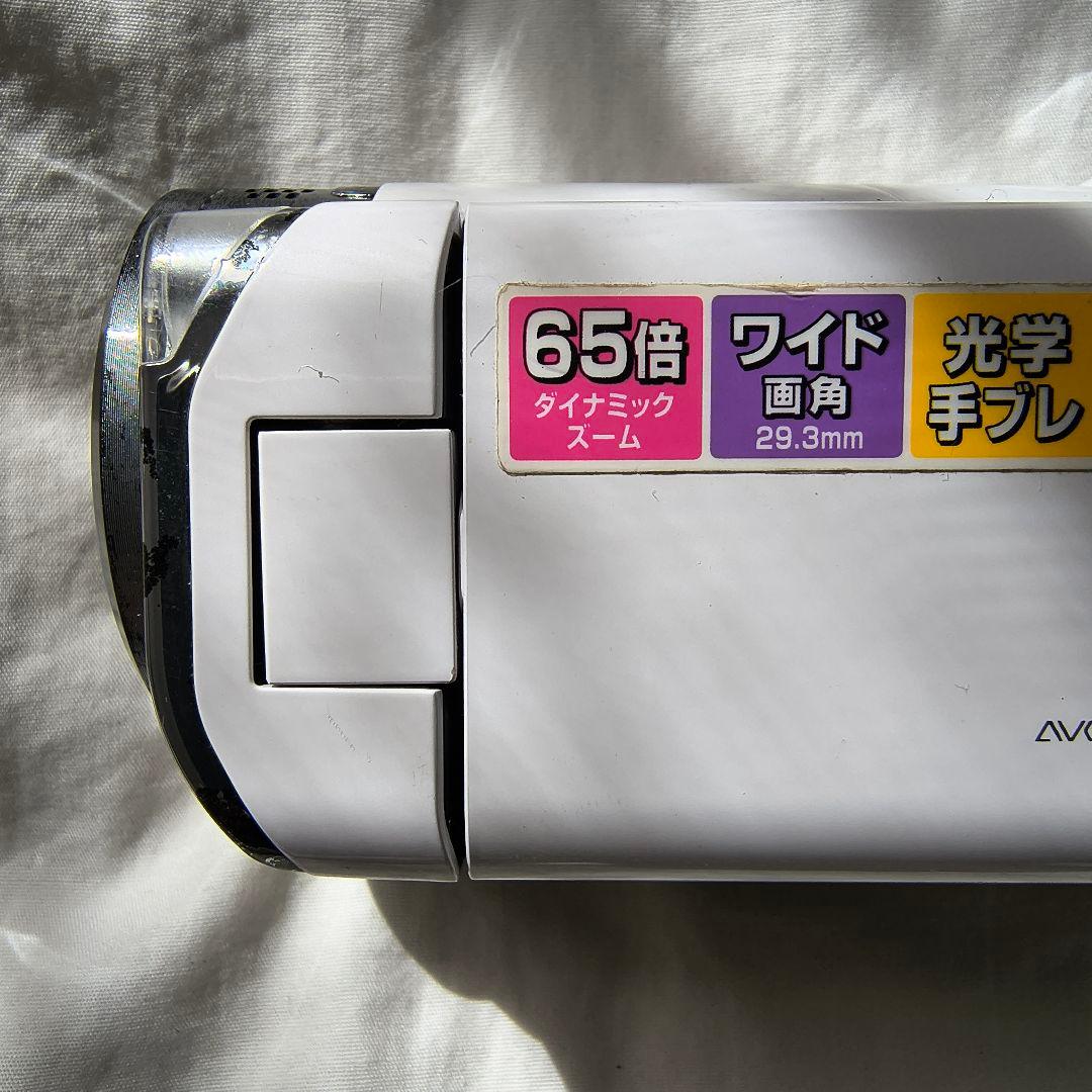 上品なホワイトが映える、安心のVictorビデオカメラ