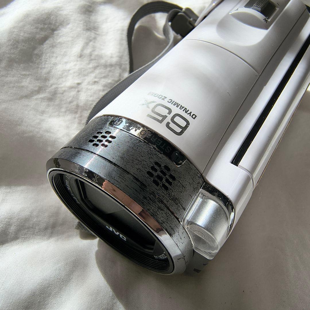 上品なホワイトが映える、安心のVictorビデオカメラ