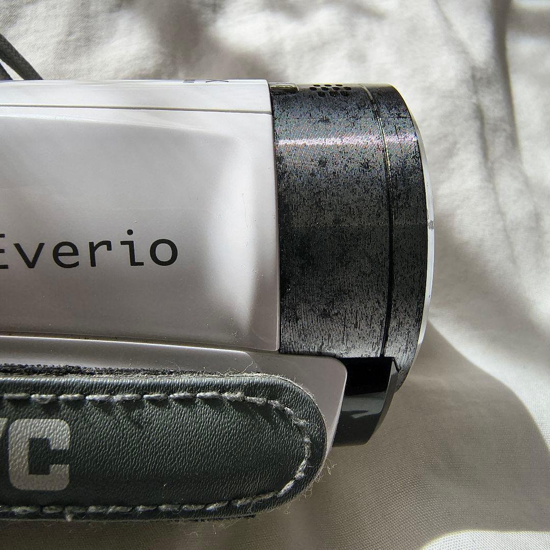 上品なホワイトが映える、安心のVictorビデオカメラ