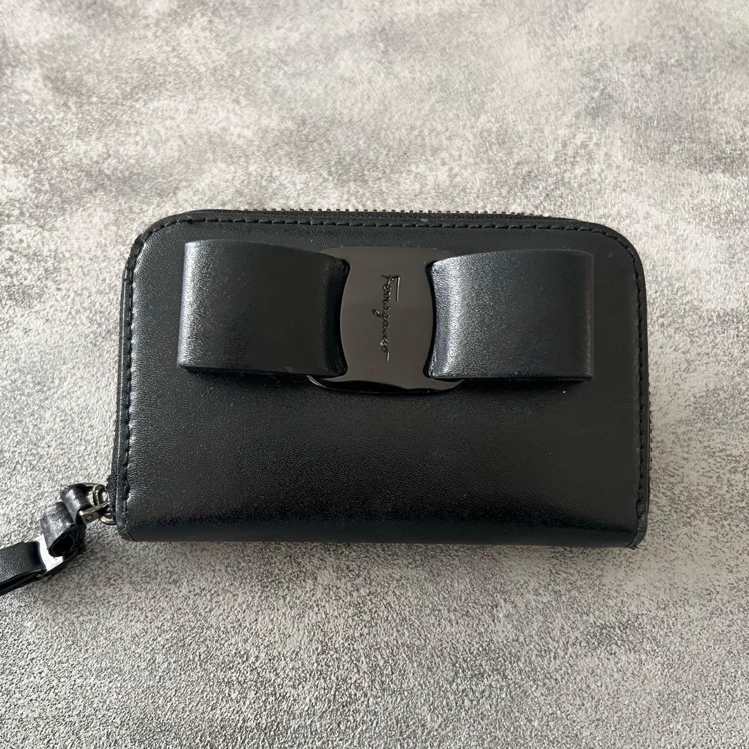 フェラガモ財布　ブラックレザーリボンケース