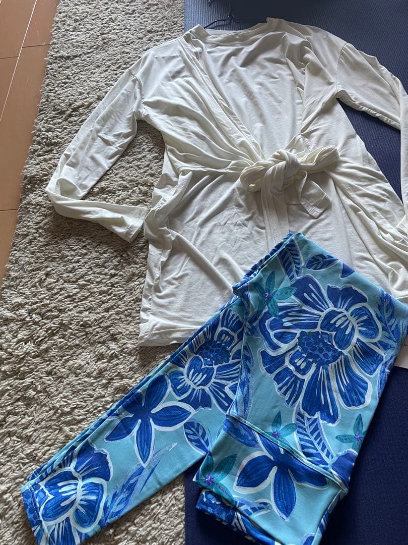 ヨガウェア　2点セット　長袖ロングTシャツ　レギンス　タグ付き新品　2万円品