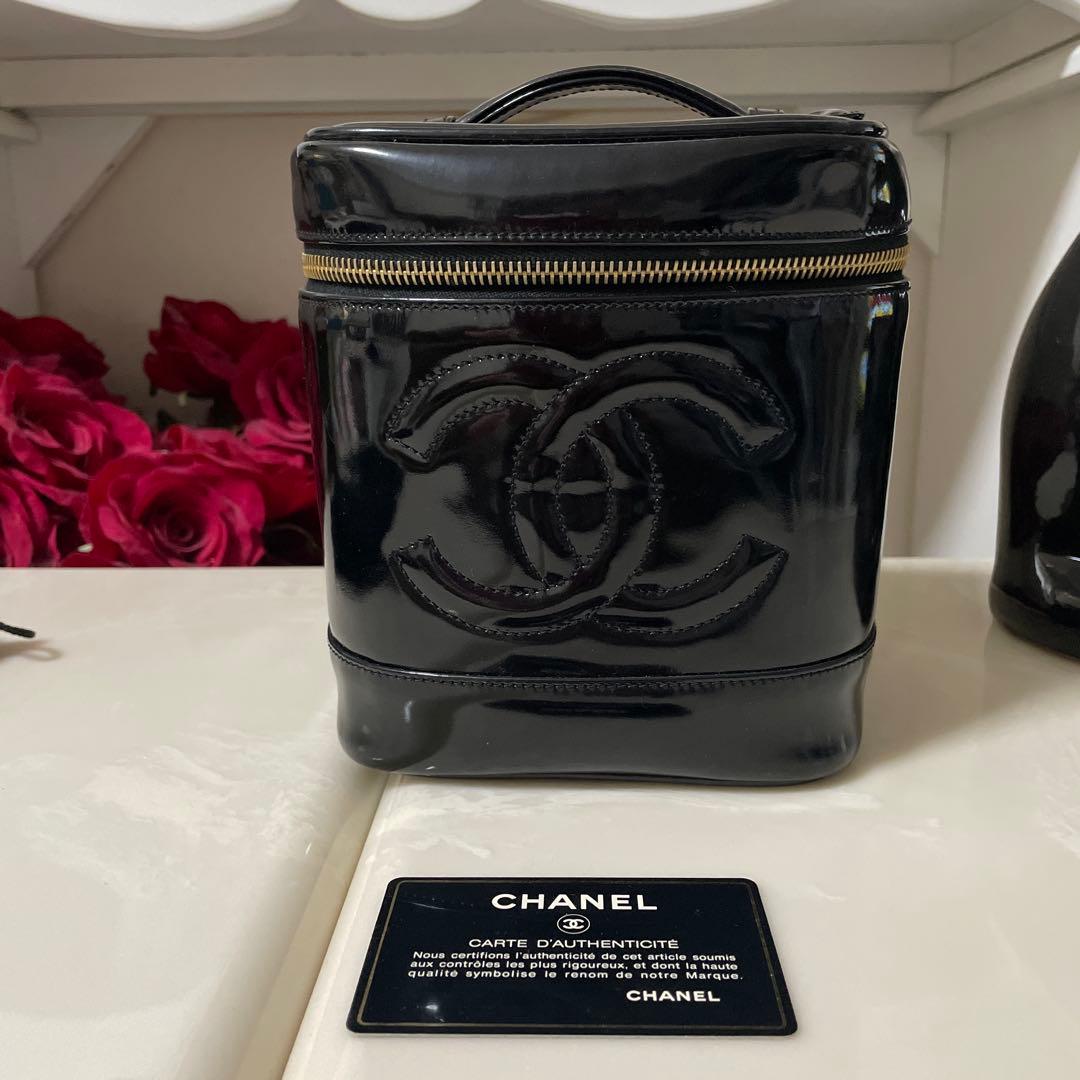 CHANELエナメルバニティバック
