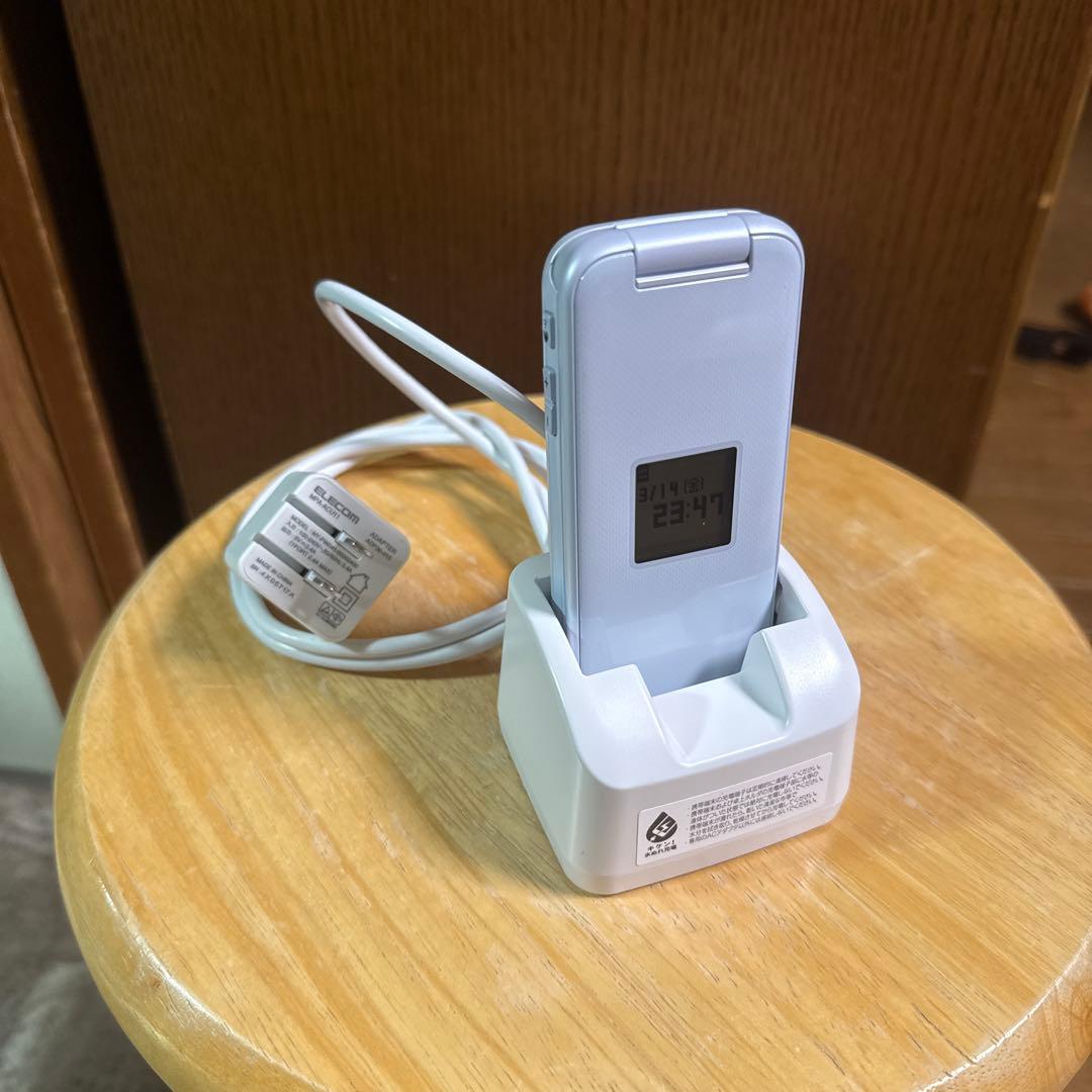 docomo F-01M ホワイト 折りたたみ式