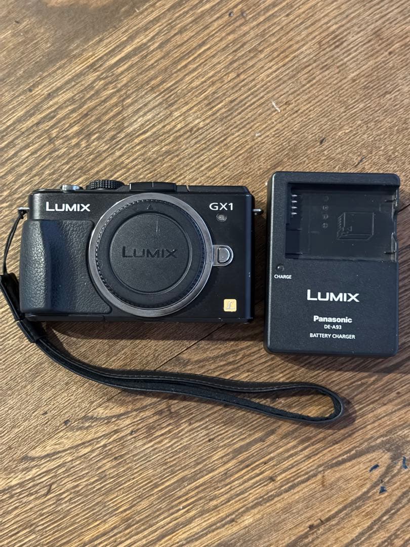 LUMIX GX1 デジタルカメラ 本体と充電器