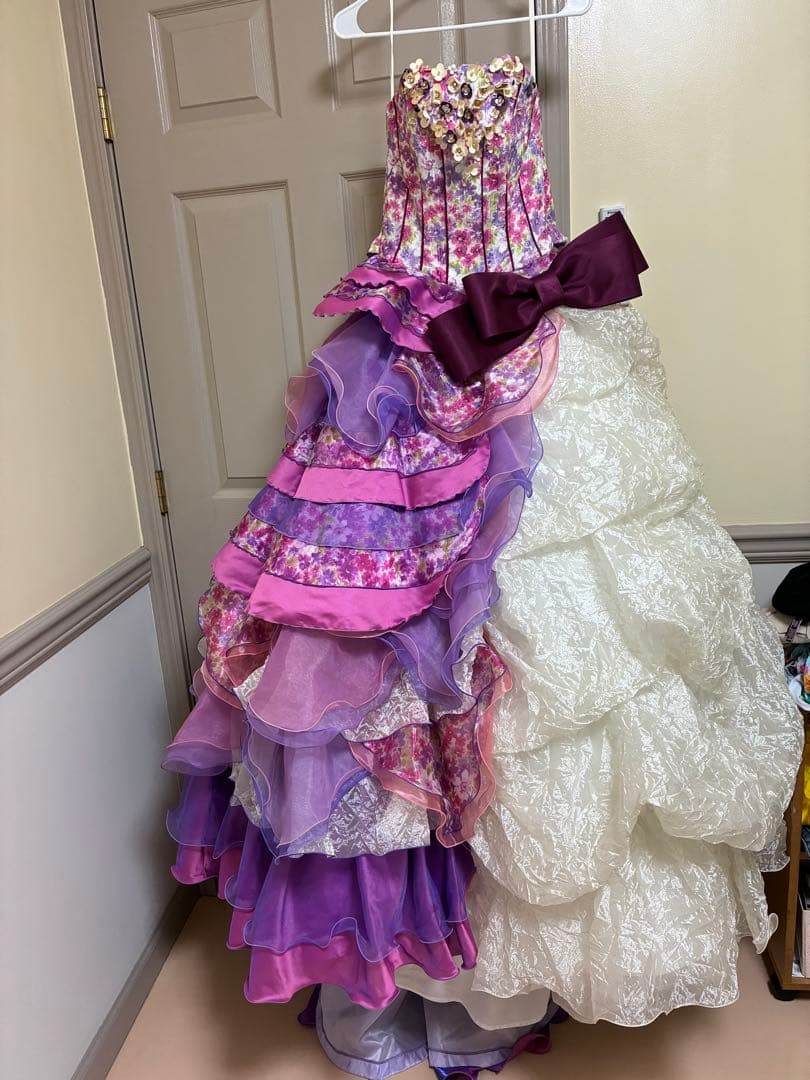 カラードレス 紫 白 フリル　ウェディングドレス　花柄　シュガーケイ？