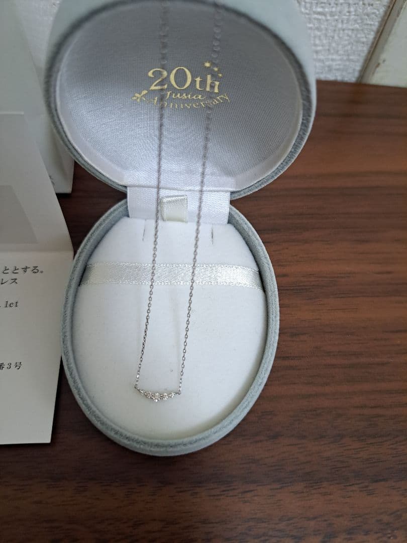 ジュビラン　K10ホワイトゴールド 0.1カラットダイヤモンドネックレス