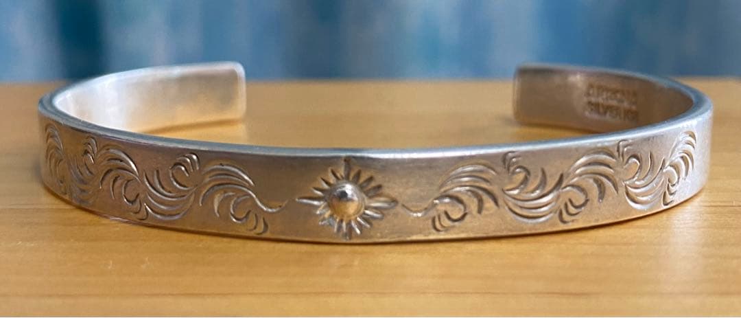 ARIZONAシルバー エングレーブバングル