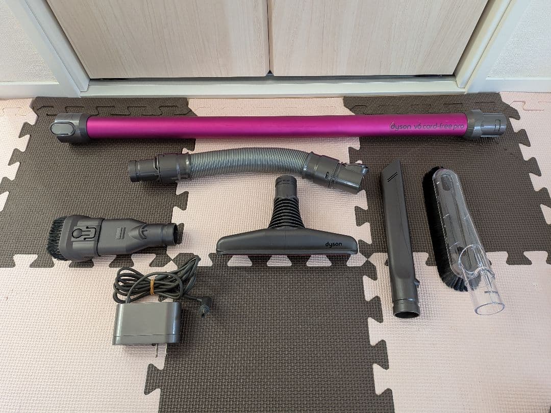 Dyson V6 コードレス掃除機　アタッチメント付