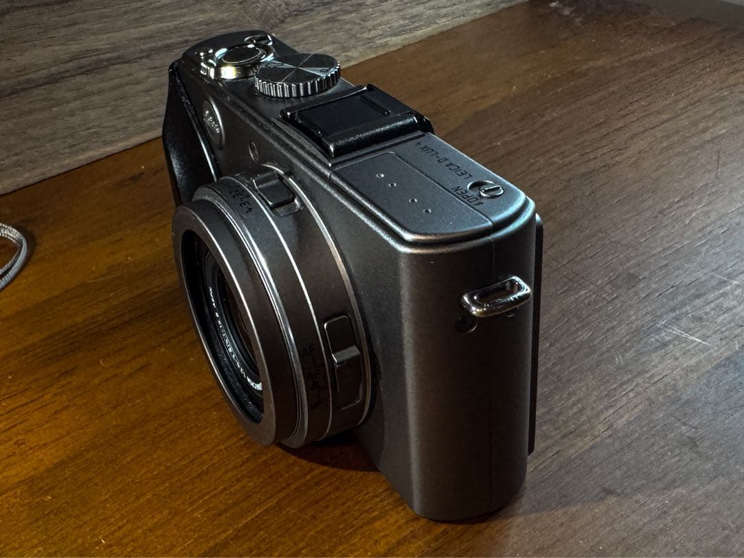 美品ライカ、「D-LUX 4」　チタンカラーの限定モデル