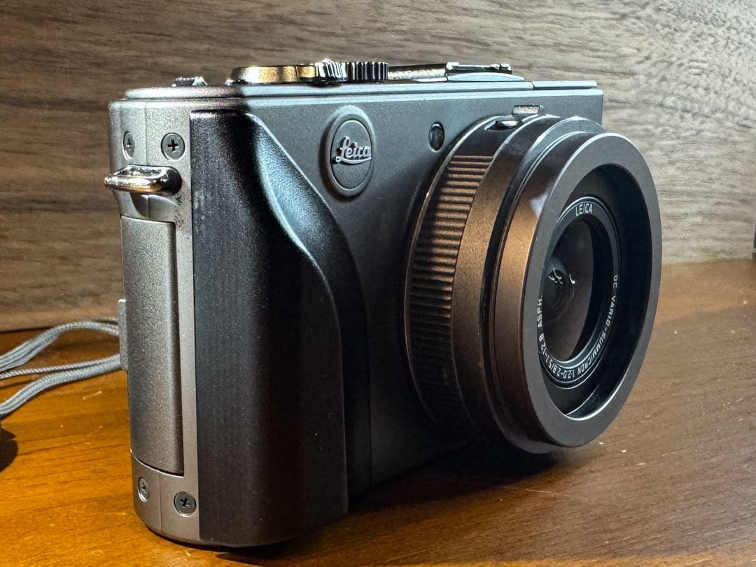 美品ライカ、「D-LUX 4」　チタンカラーの限定モデル