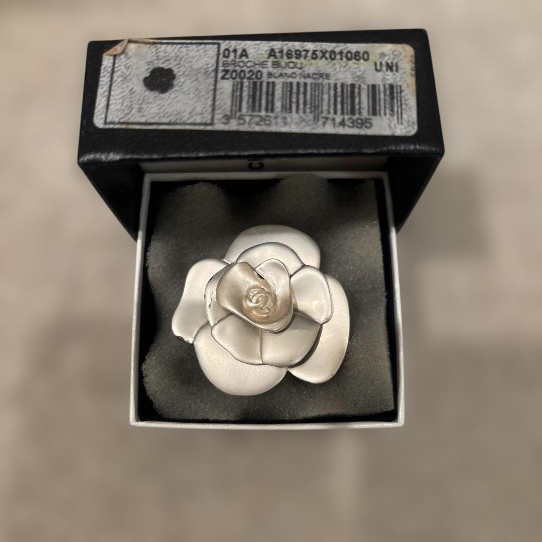 CHANELカメリアブローチ断捨離で年内値下げしました。