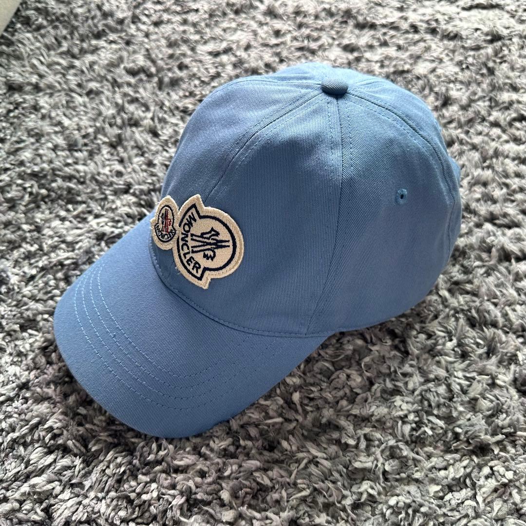 Moncler ロゴ刺繍 水色ベースボールキャップ