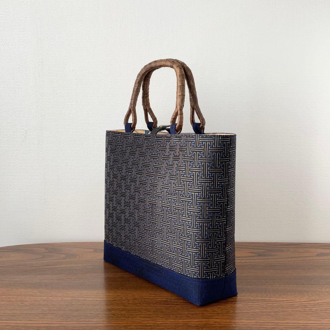 大島紬　秋名バラ青入り12玉　胡桃皮ハンドルバッグ　裏地お花柄の紬