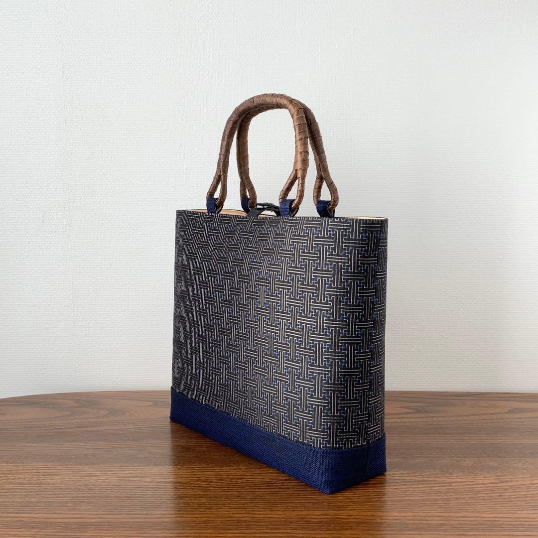 大島紬　秋名バラ青入り12玉　胡桃皮ハンドルバッグ　裏地お花柄の紬