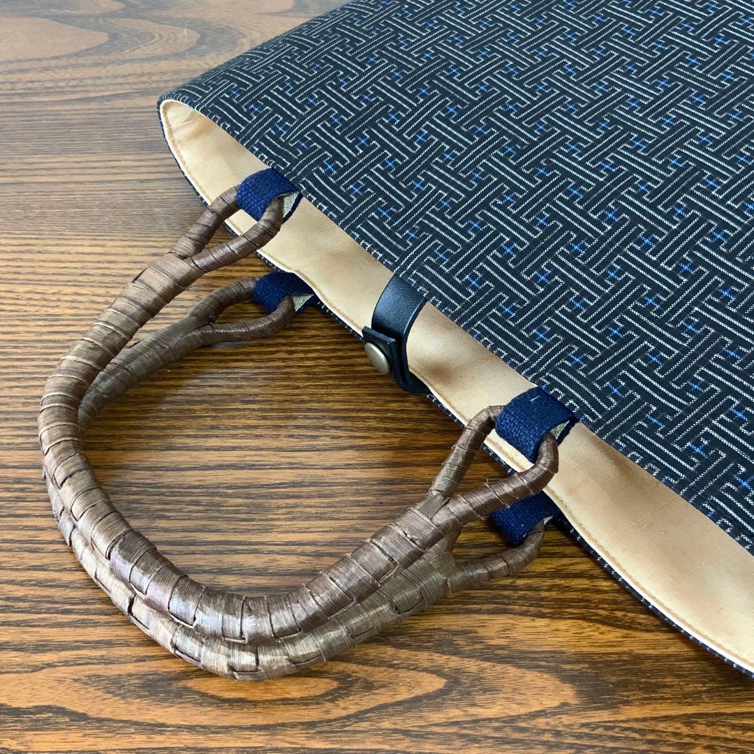 大島紬　秋名バラ青入り12玉　胡桃皮ハンドルバッグ　裏地お花柄の紬