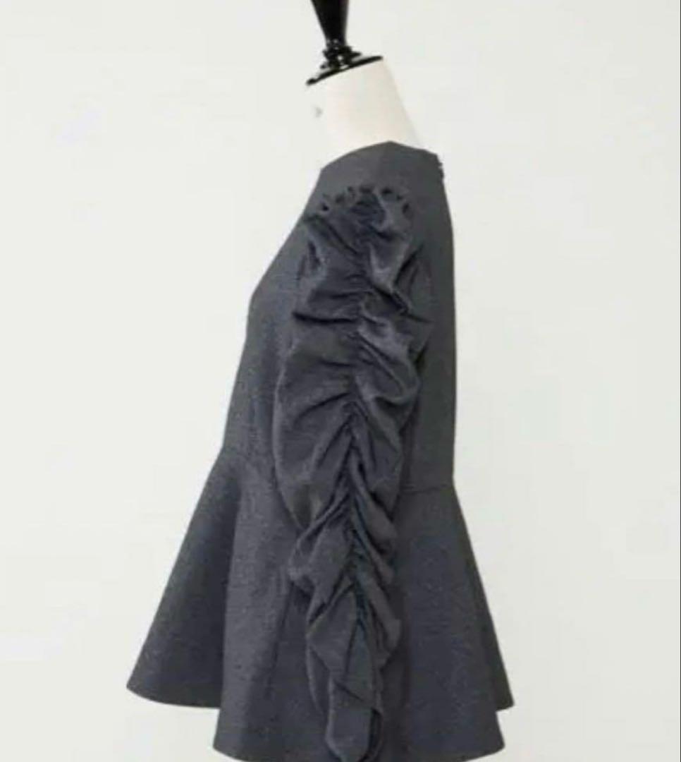 Heve シャーリングペプラムブラウス　チャコール