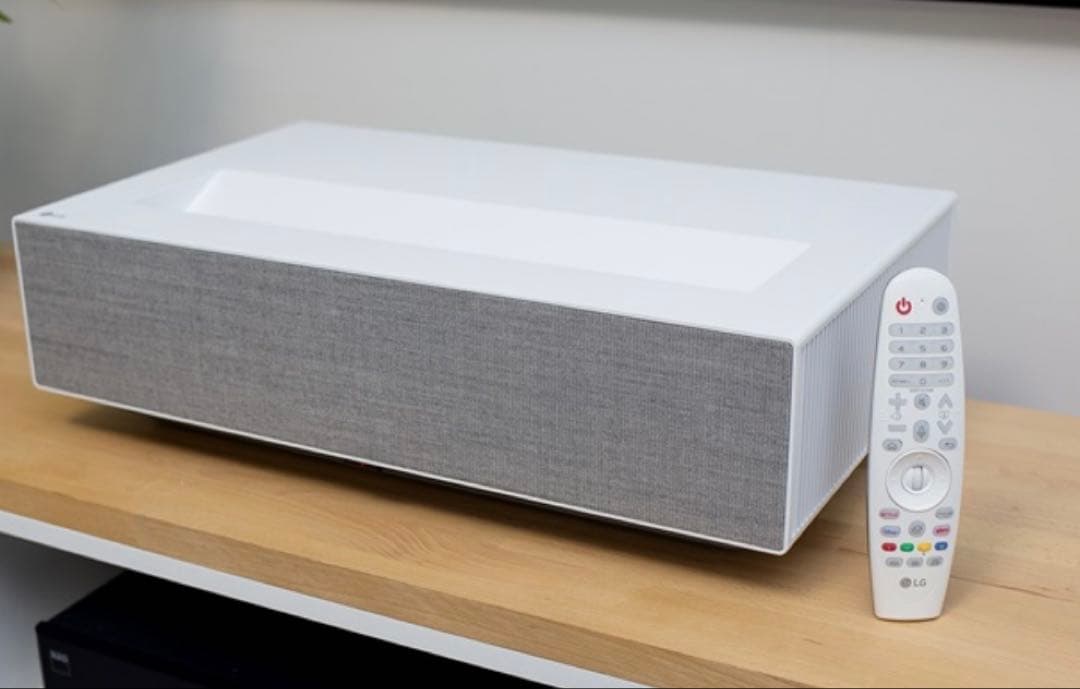 LG 超短焦点 レーザー4Kプロジェクター HU715QW