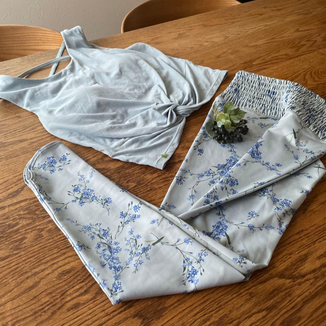美品　SUKALA 勿忘草レギンスSと水色トップス