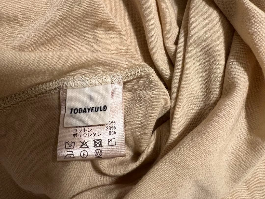 （新品）TODAYFULクリーム色 パウダリータートルトップス