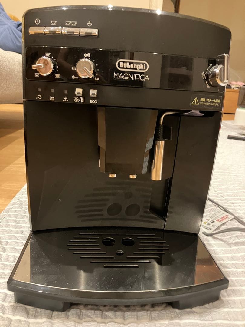 コーヒーメーカー・エスプレッソマシン DeLonghi MAGNIFICA ESAM03110B
