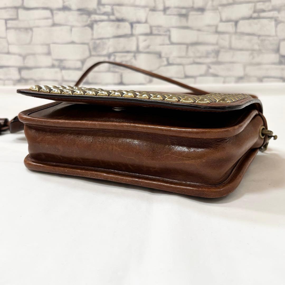 COACH・レザー ゴールドスタッズ ショルダーバッグ斜め掛け ブラウン系
